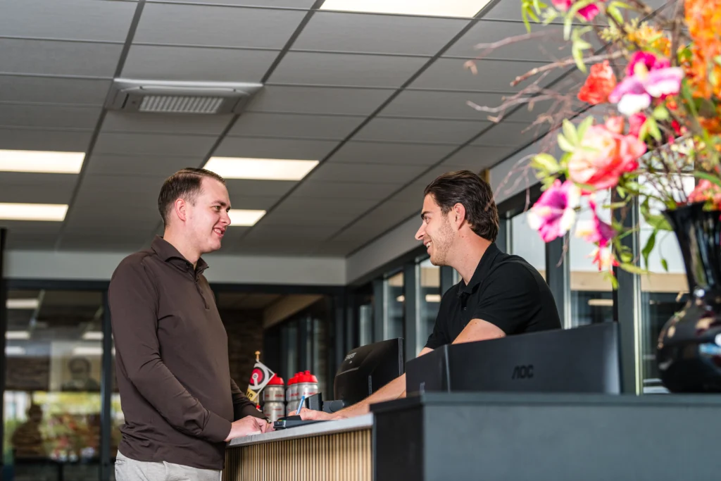 De balie in de showroom: Bart in gesprek met een klant