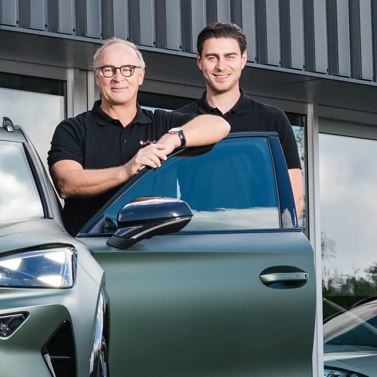 Jan en Bart van Domselaar bij een Cupra voor het pand aan de Thorbeckelaan