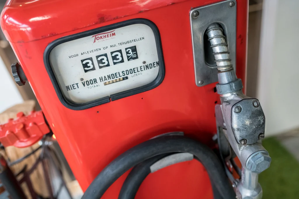 Detail van een oude benzinepomp in de showroom