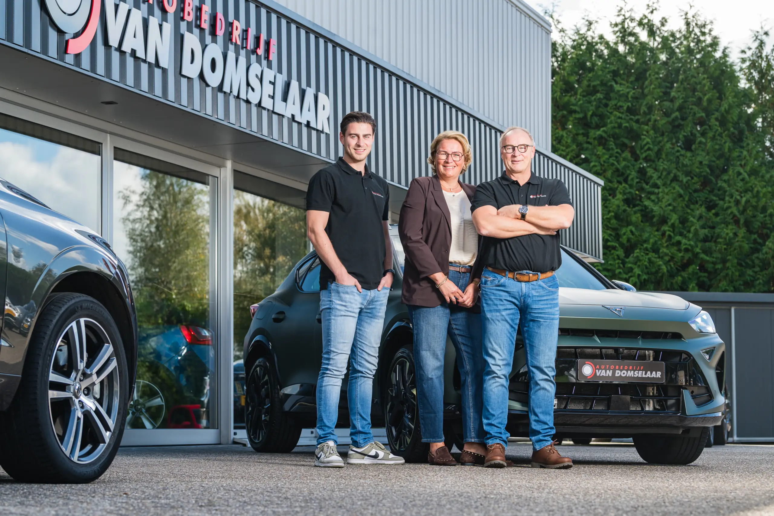 Bart, Ellen en Jan van Domselaar voor het pand aan de Thorbeckelaan