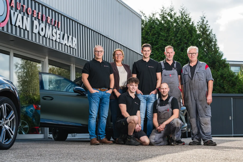 Het team van Van Domselaar voor het pand aan de Thorbeckelaan