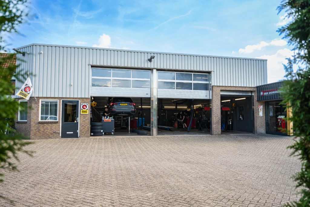 De werkplaats aan de Thorbeckelaan met de deuren open